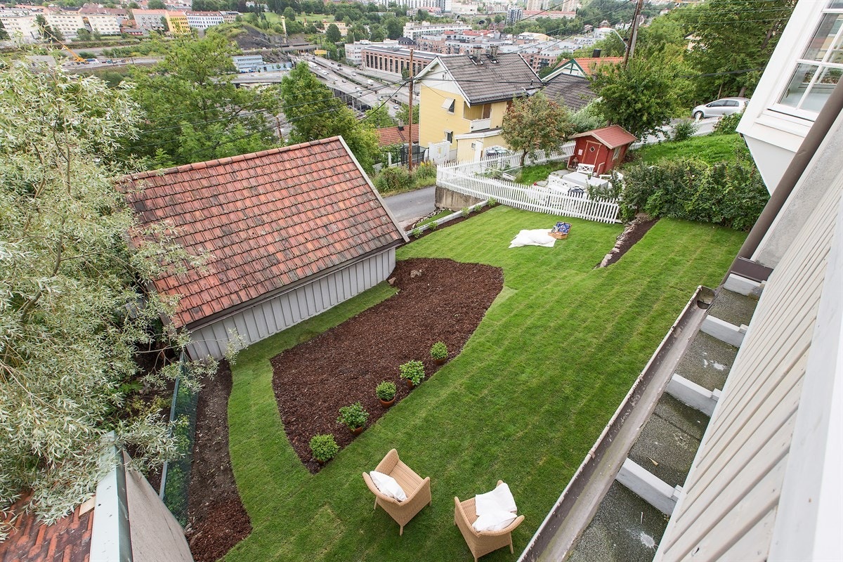 Innholdsrik eiendom med 2 biloppstillingsplasser, garasje, en utebod, stor hage, 2 takterrasser og ca 200 kvm bruksareal inne. Galleribilde