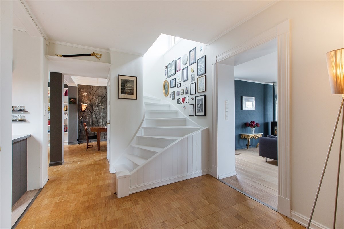 Hallen er husets knutepunkt, og også skillet mellom gammel og ny del. Stuen og terrassen er av nyere dato, mens hallen, spisestuen og kjøkkenet har tjent forskjellige familier siden 1911.. Galleribilde