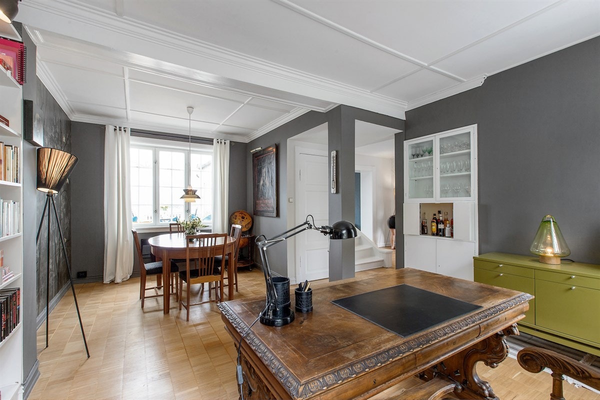 Spisestuen er stor av størrelse og har mange nydelige detaljer: vakker takhimling, Larvik-parkett, innebygget vitrine-/barskap og plassbygget bokhylle. Og også her en flott utsikt. Galleribilde