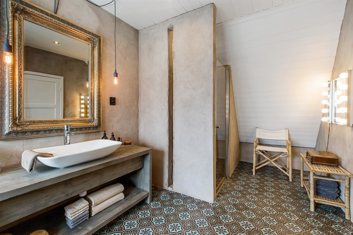 De håndlage marokkanske sementflisene ble valgt fordi de var populære og ofte benyttet i bygårder tidlig på 1900-tallet. Helt i tråd med ønsket å tilpasse oppussingen husets sjel. Galleribilde