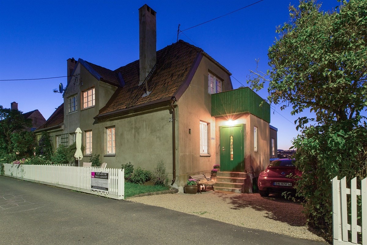 Selv om huset er vakkert i dagslys behøver det absolutt ikke skamme seg om kveld heller. Galleribilde