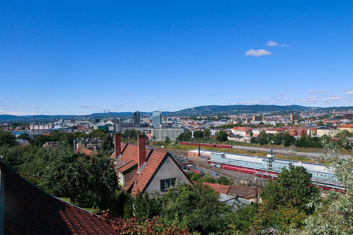 Oslo i sommersol sett fra terrassen. Galleribilde