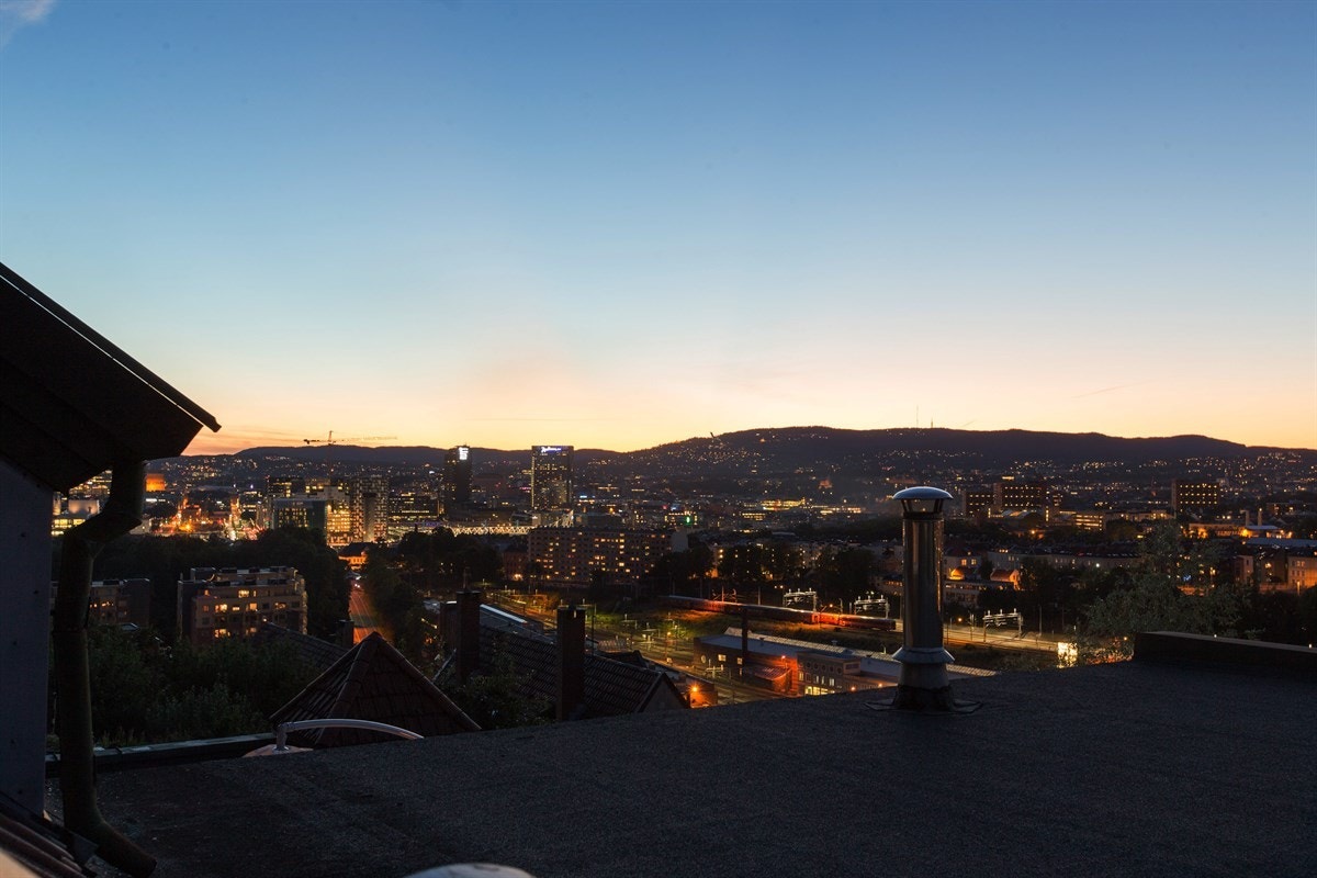 Å se værforandringer på lang avstand kan være fasinerende. Og nyttårsaften. Følelsen av å sveve over byen er påtakende. Galleribilde