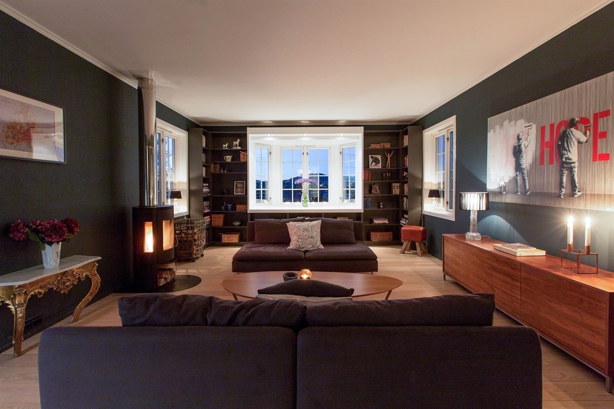 Om kvelden henger fortsatt Oslo som et vakkert maleri på endeveggen. Nesten enda klarere enn om dagen. Og med andre farger. Galleribilde