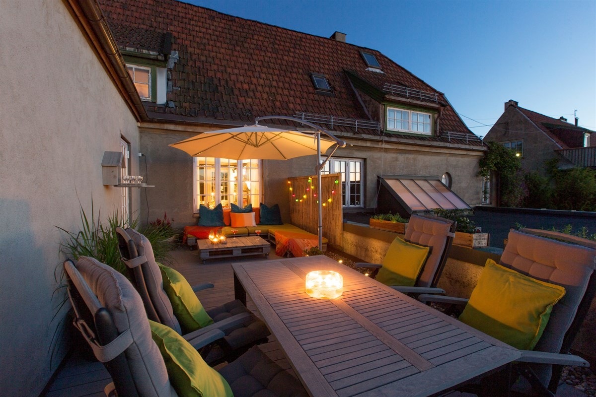 Den private atmosfæren på terrassen gjør den, sammen med den store størrelsen, ypperlig egnet for hyggelige sommerfester. Galleribilde