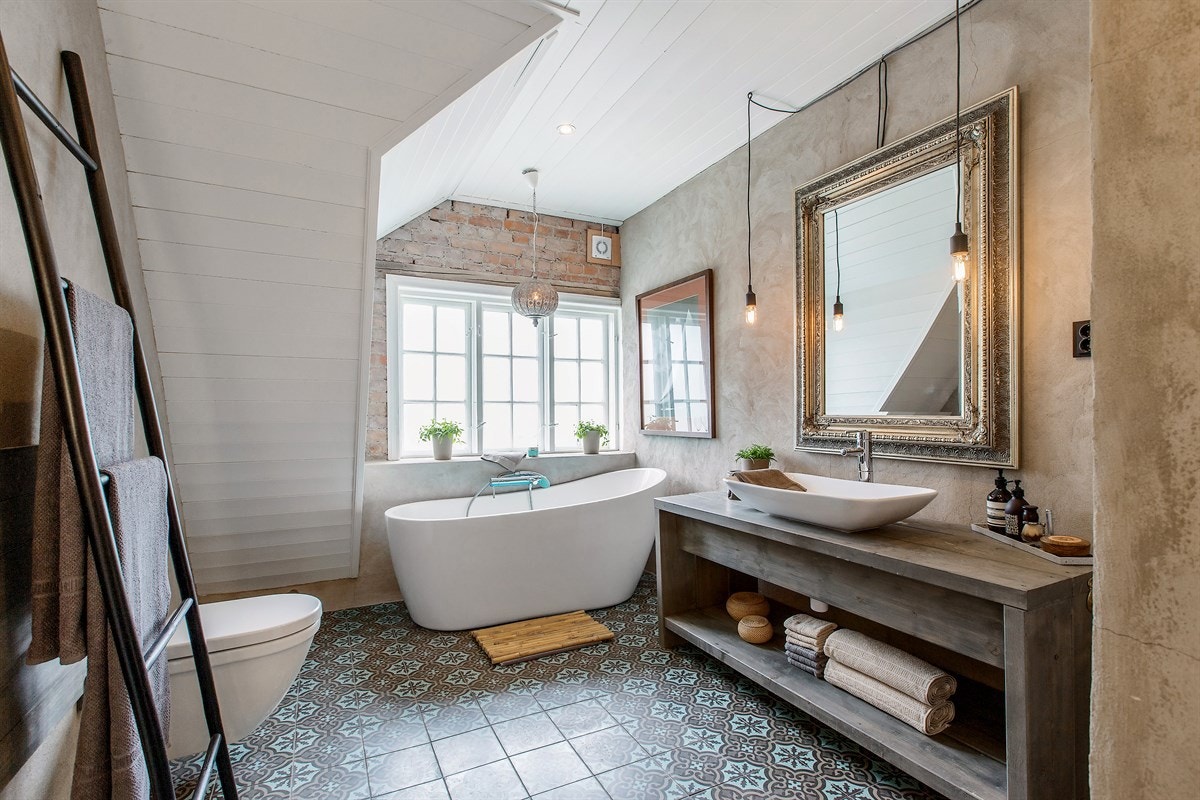 Bad er nytt og moderne fra 2013, men stilen er tidløs og unik. Selvbygget servantskap, rustikke materialvalg og godt lysinnslipp. Stemningen i rommet er magisk! Galleribilde