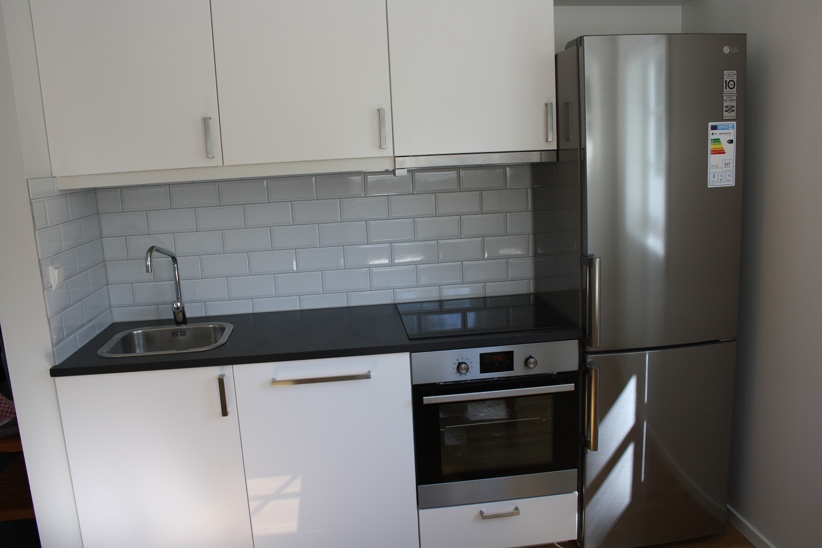 hvitevarer - induksjonstopp, stekeovn, innebygd oppvaskmaskin og kjøle-fryseskap Galleribilde