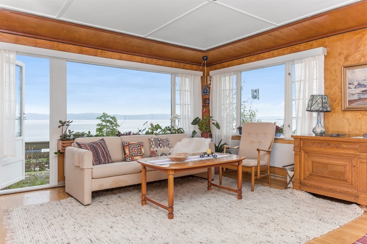 Stuen har god plass til hyggelig sofakrok. Fenomenal utsikt! Galleribilde