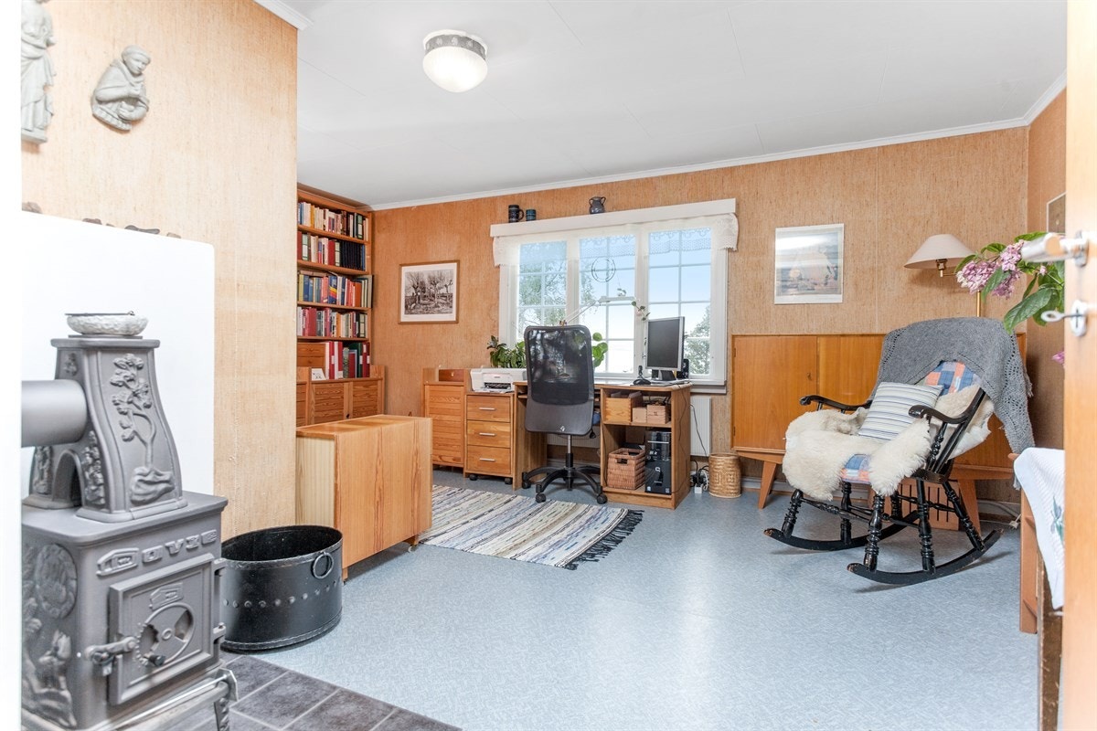 Innvendig holder boligen en moderat standard. Dette rommet er i dag benyttet som bibliotek/ tilleggsstue, her finnes mange gode alternativer til bruksmåter. Galleribilde