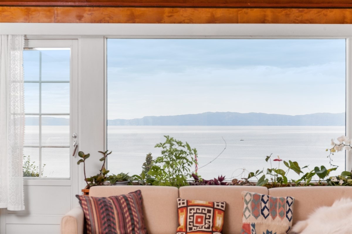 Stuen nyter vakker utsikt utover trondheimsfjorden. Galleribilde