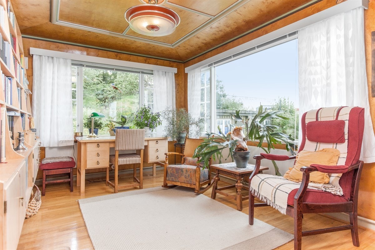 Stuen har store vinduer og har mange brusmåter som kontor,spisestue eller biblotek. Galleribilde