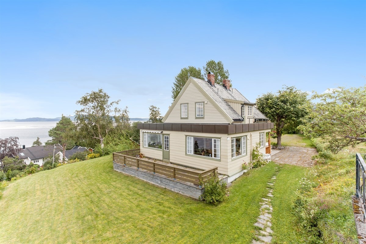 Solrik beliggenhet i et fenomenalt villaområde. Galleribilde