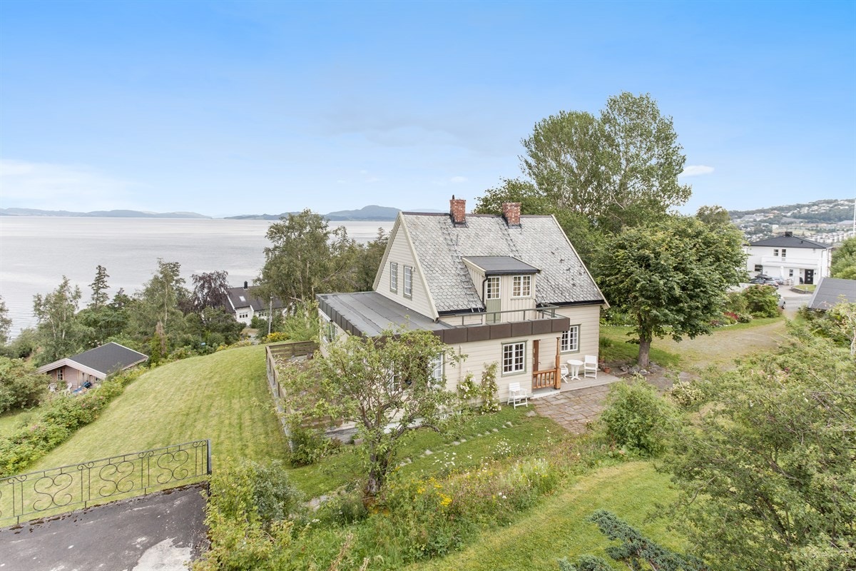 Boligen er plassert på en romslig og idyllisk eiendomstomt på hele 2895 kvadratmeter. Galleribilde