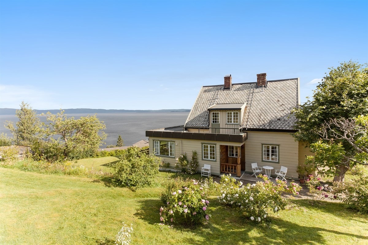 Her har man solen fra tidlig morgen til sen kveld. Galleribilde