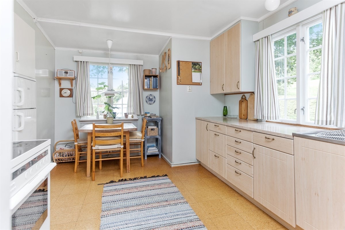 Stort kjøkken med god benkplass og plass til spisebord. Galleribilde