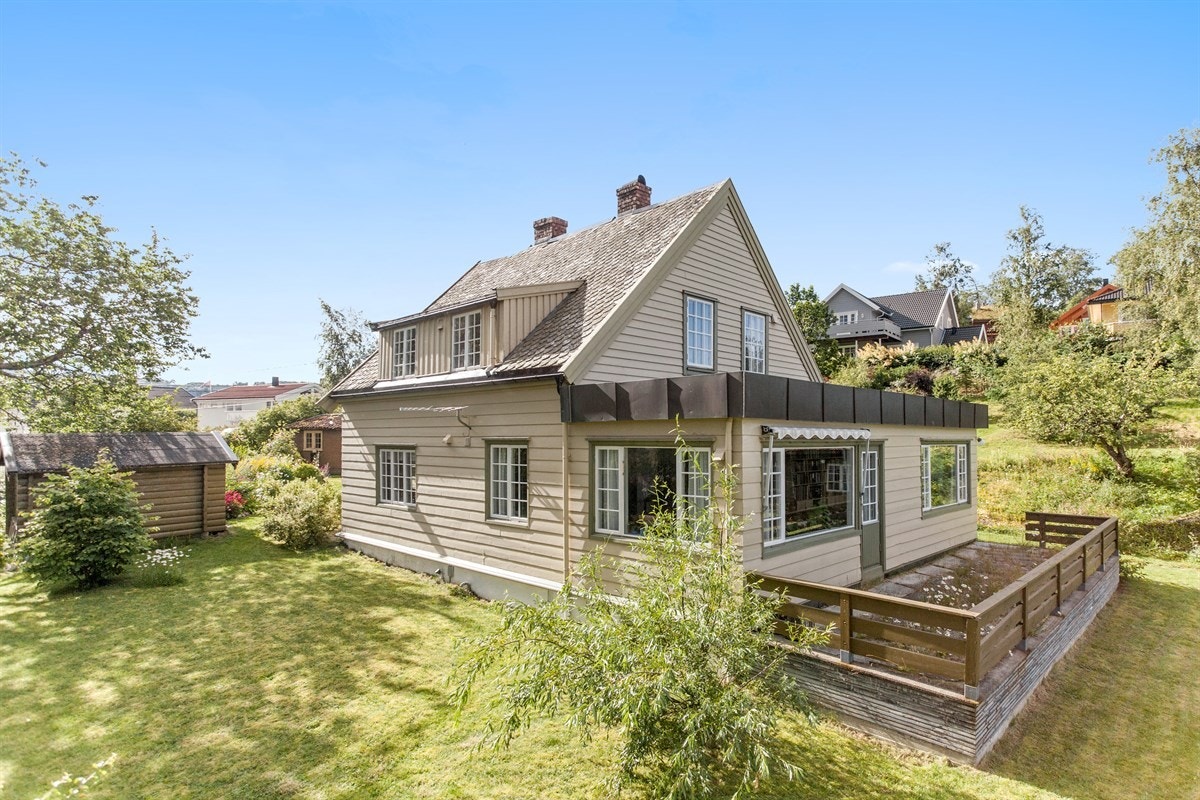 Eiendommen har uteplass/terrasse som vender mot en usedvanlig tiltalende hage som kan by på det meste av frukt og bær. Galleribilde