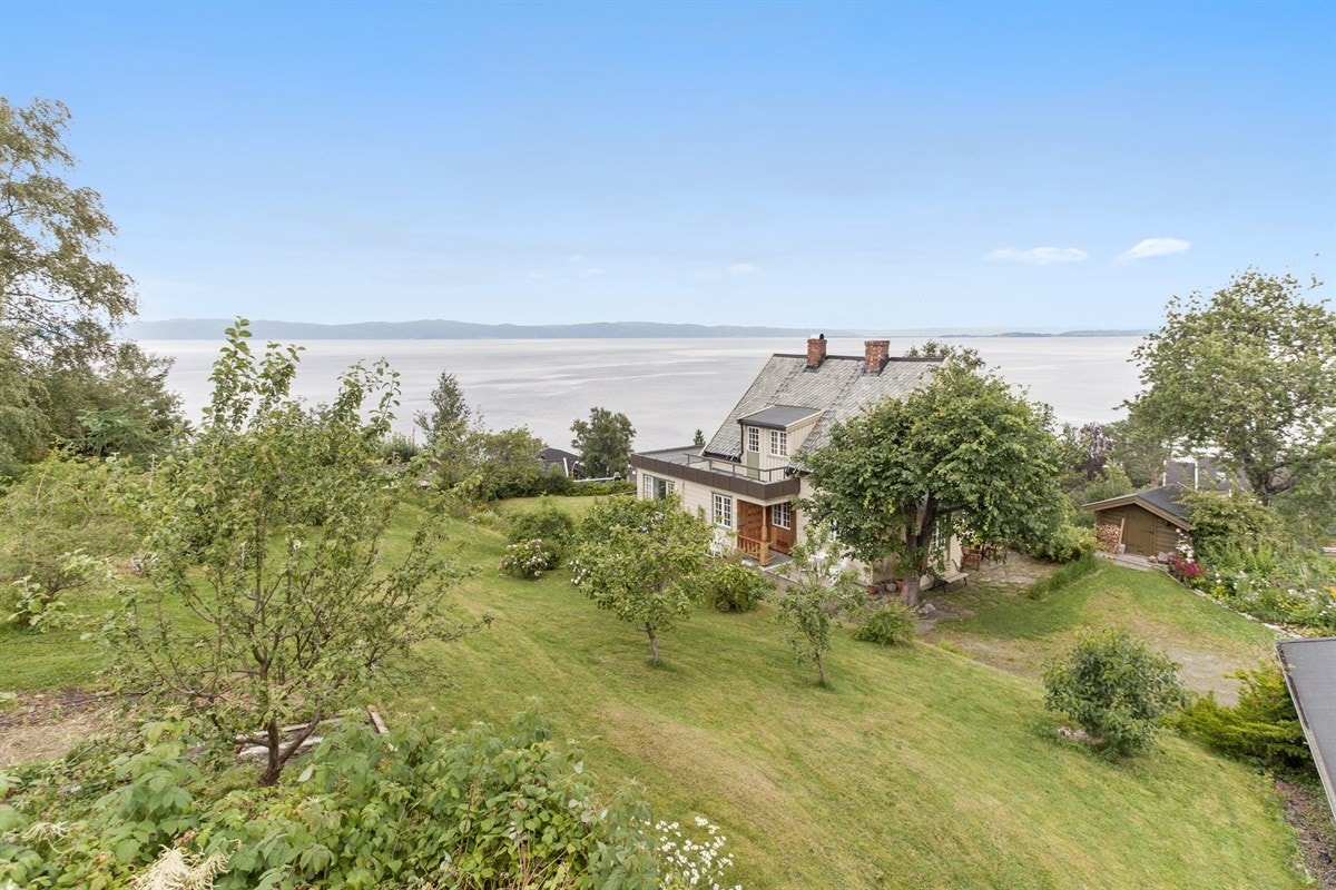 Området er sjønært og boligen ligger flott plassert på et høydedrag i feltet hvor man har en fantastisk panorama utover fjorden. Galleribilde