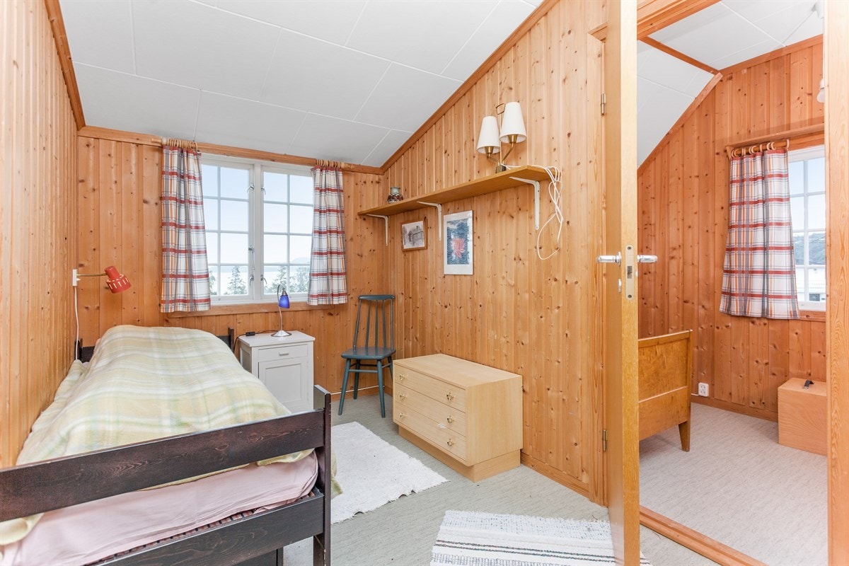 Romslig soverom og en bod som kan brukes som soverom. Galleribilde