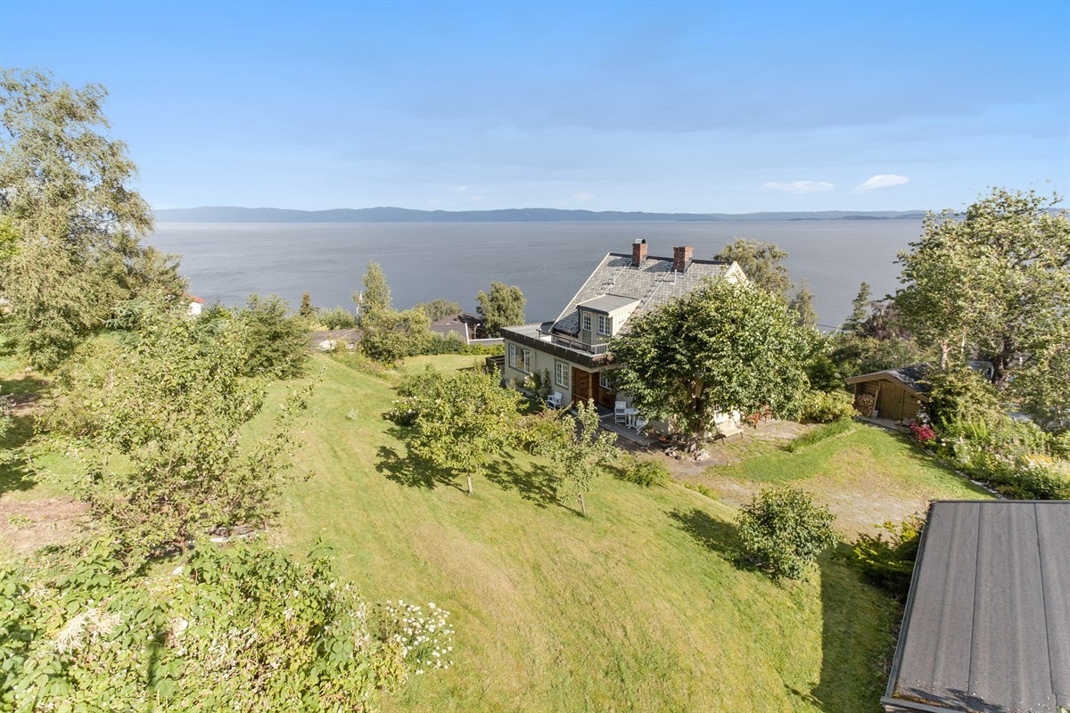 Idyllisk hage med frodig vegetasjon. Her kan man nyte stillheten til det fulle. Galleribilde