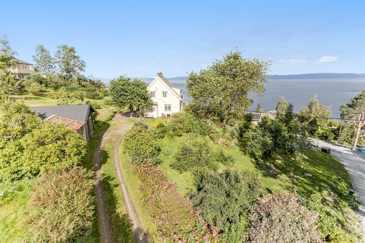 Praktfull innkjørsel tilknyttet dobbel garasje og god plass for oppstilling av flere biler. Galleribilde