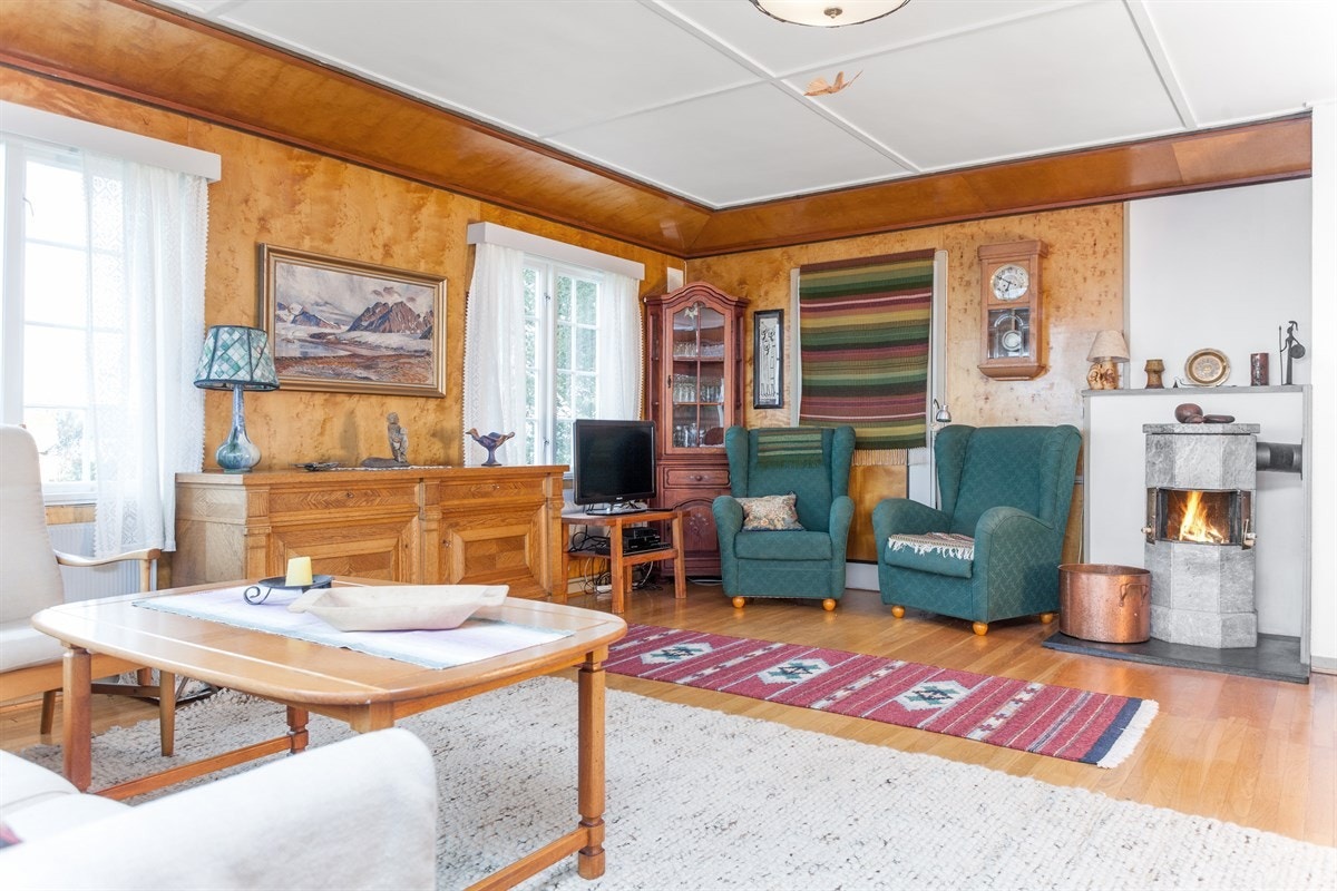 Romslig stue med peis og plass til koselig tv hjørne. Galleribilde