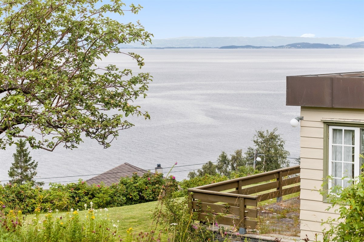 Solen har man fra tidlig morgen til sen kveld, og solnedgangen kan man nyte fra terrassen som har direkte utgang fra stuen. Galleribilde