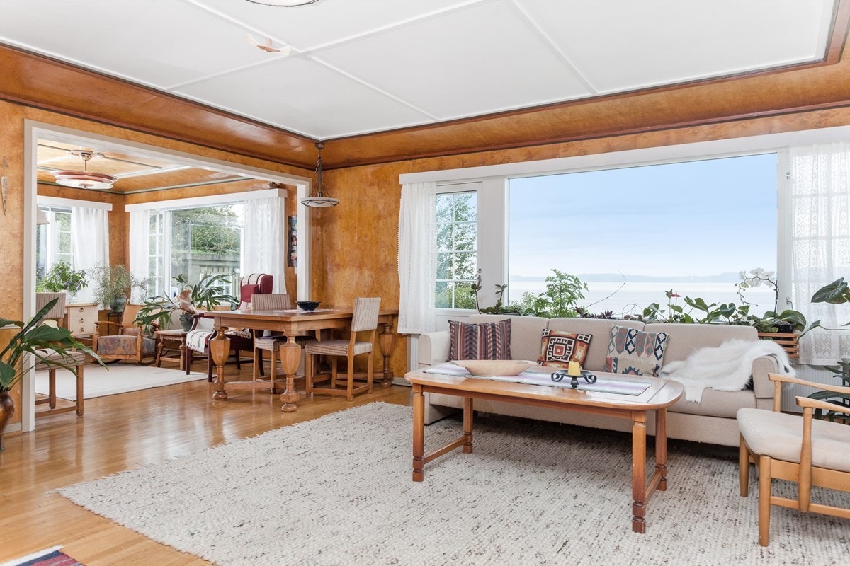 Stor todelt stue som oppleves svært luftig og åpen. Galleribilde