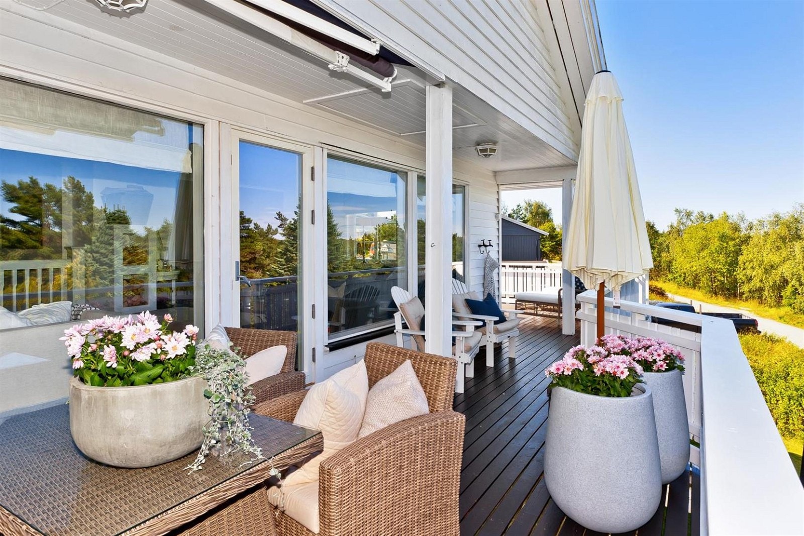 Fra stor solrik veranda, delvis overbygget. Galleribilde