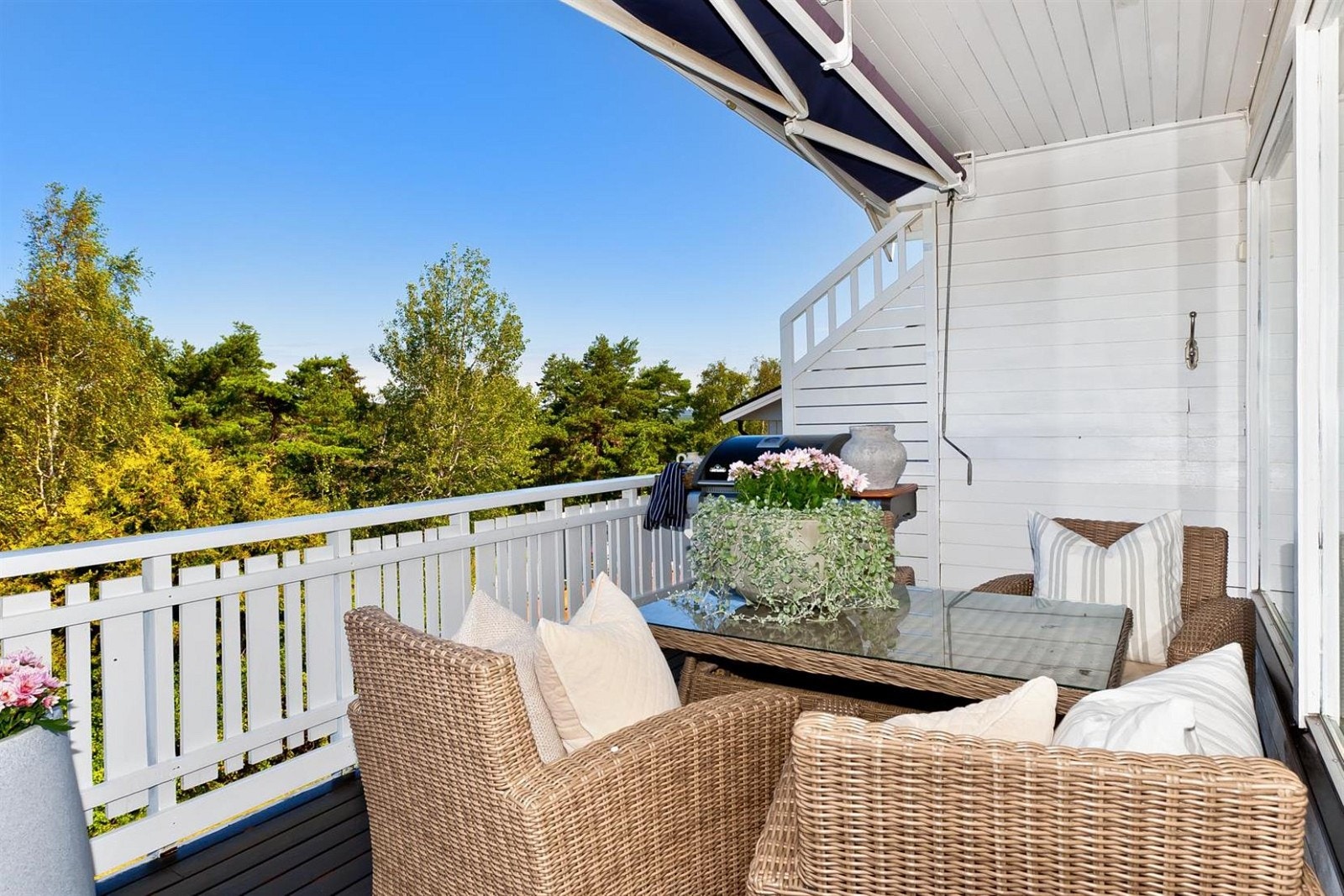 Fin usjenert veranda. Galleribilde