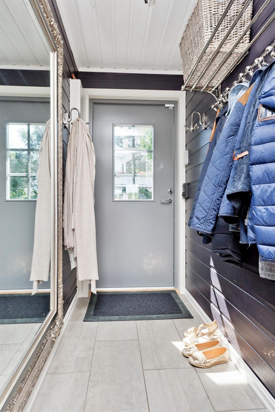 Entrè, flislagt gulv med varmekabler. Galleribilde