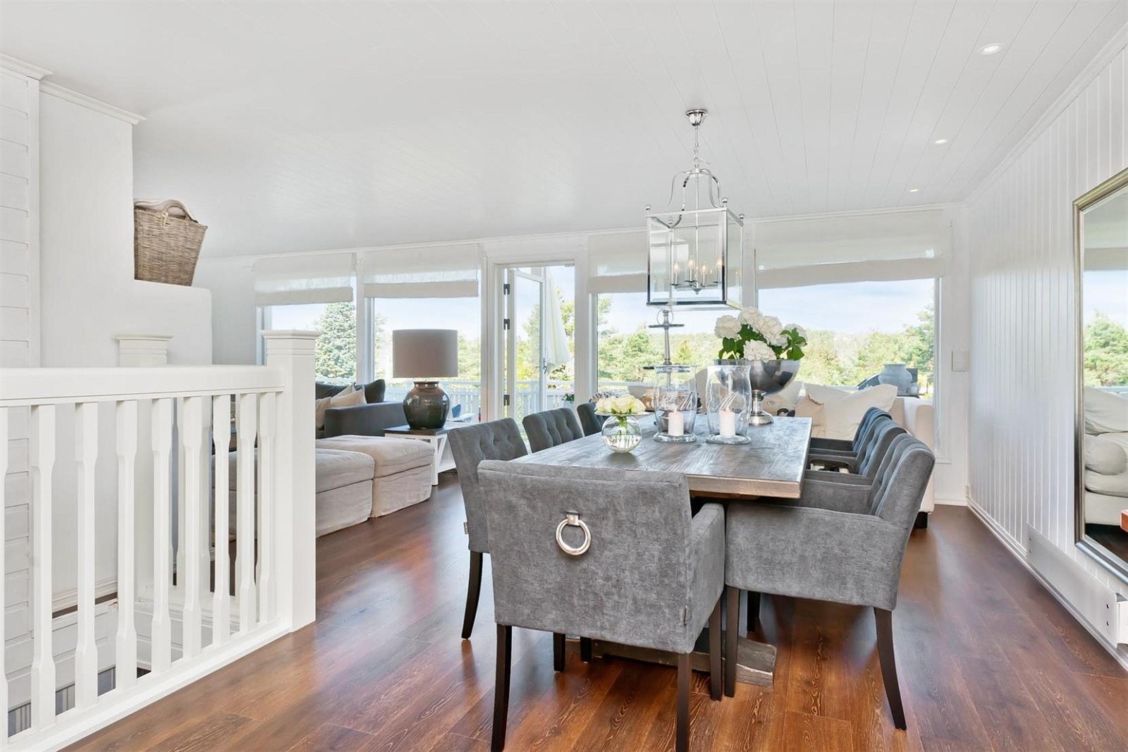 Stue / spisestue med utgang til fin veranda. Galleribilde