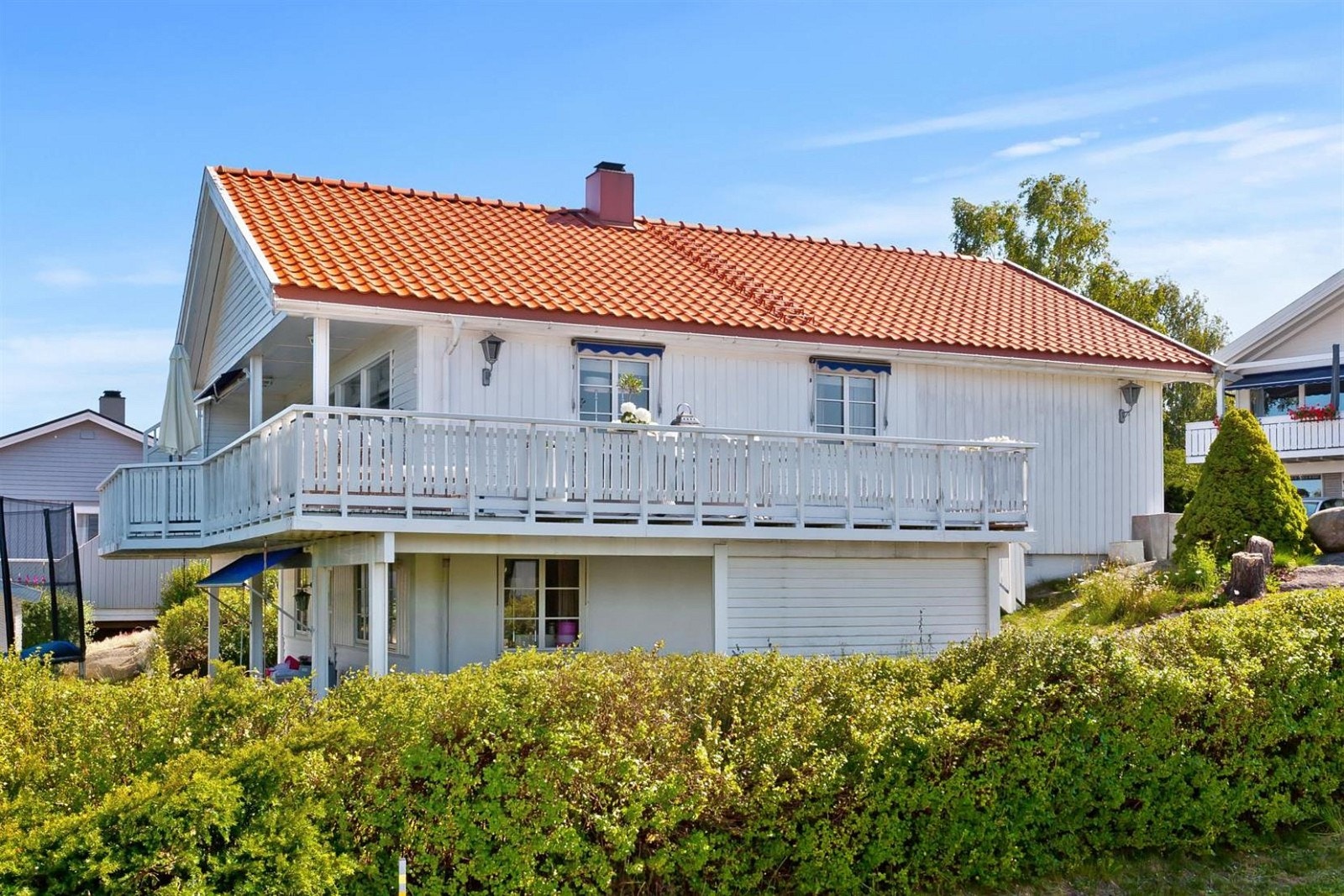 Fasade og tomt. Galleribilde