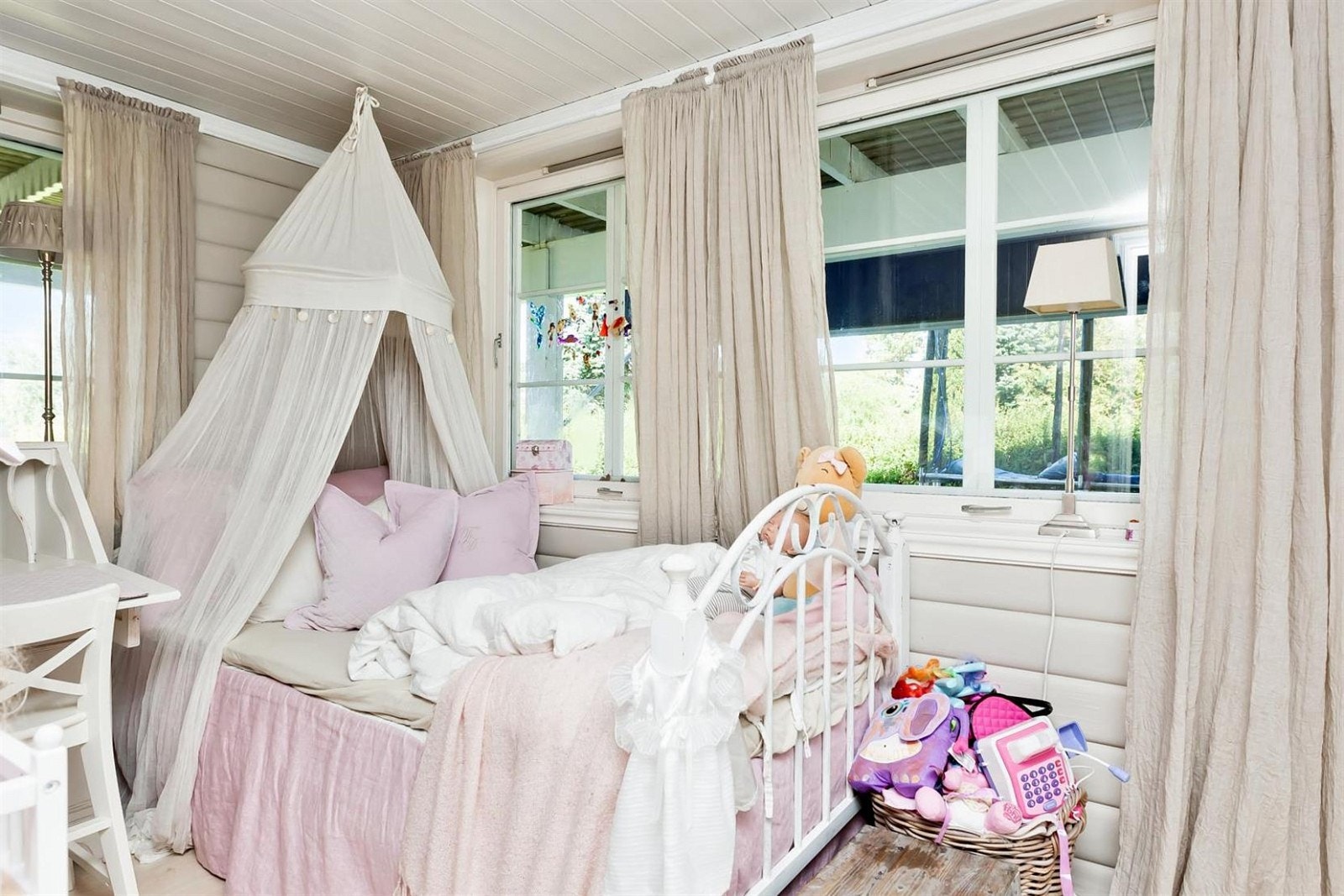 Fra nyinnredet soverom i underetasje. Galleribilde