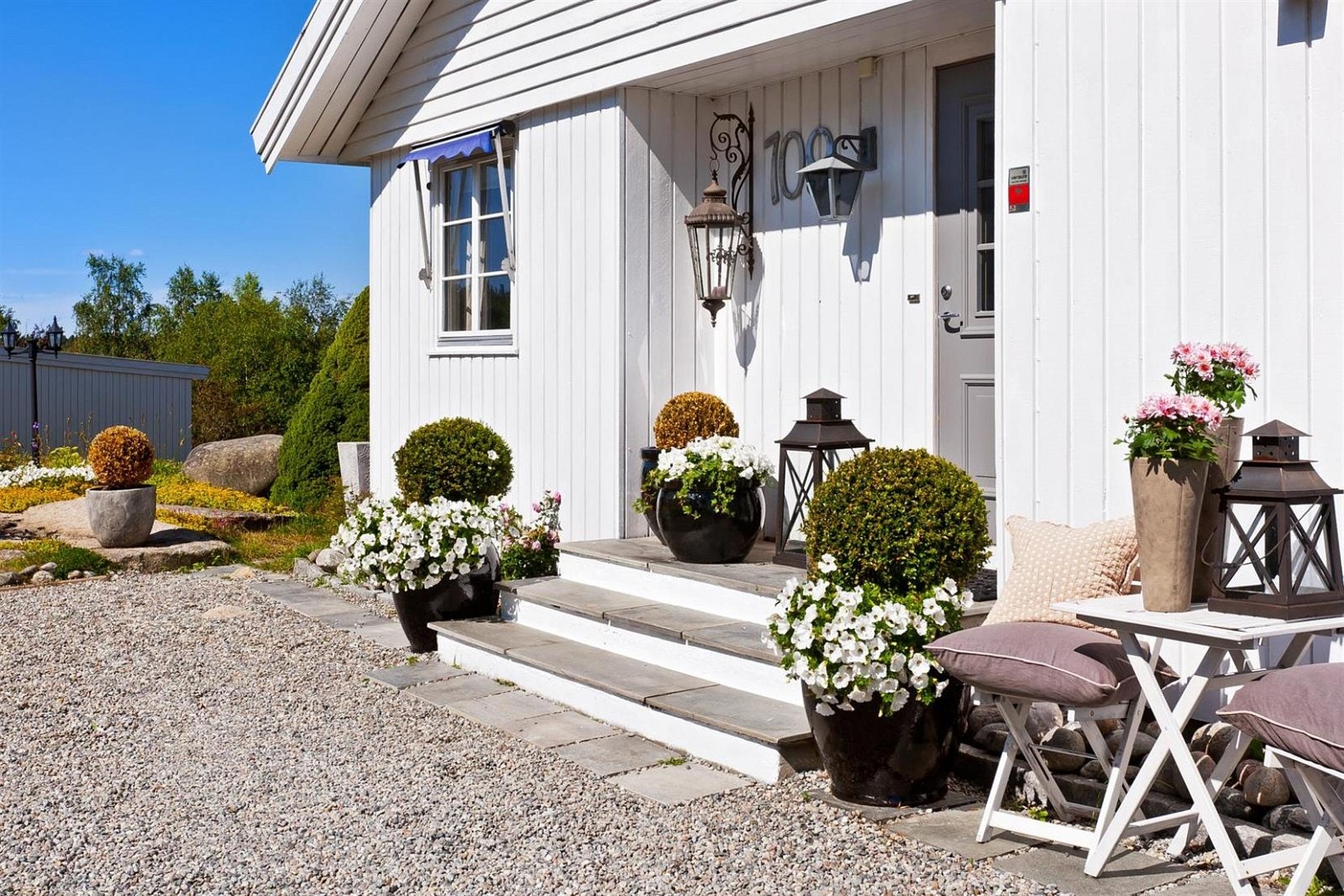 Fint inngangsparti og gårdsplass. Galleribilde