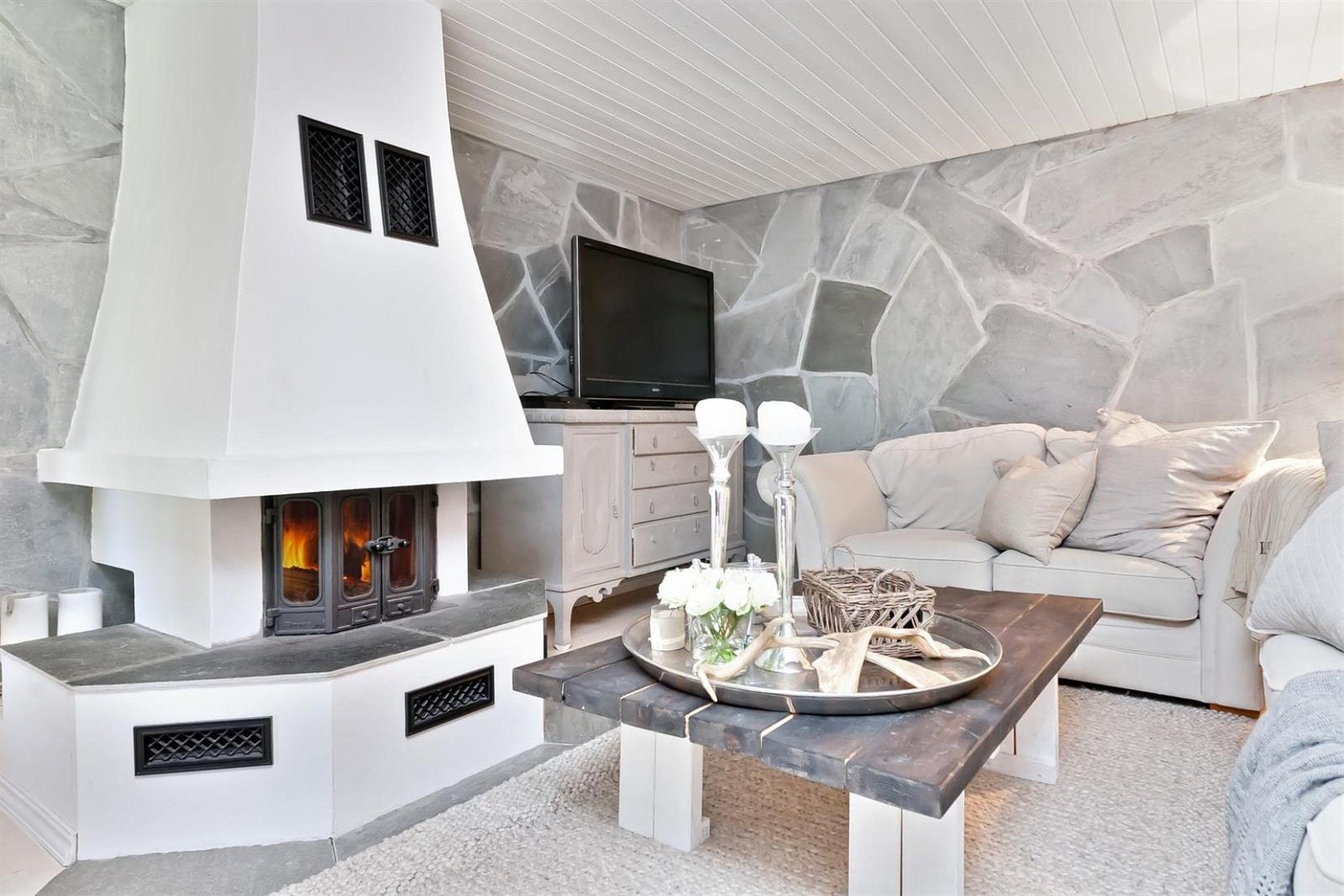 Deilig kjellerstue med peisinnsats. Galleribilde