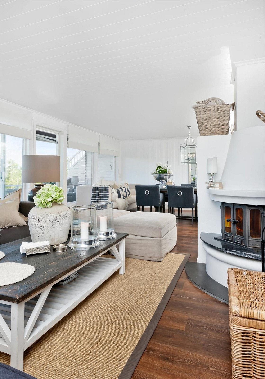 Del av stuen, peis med innsats. Galleribilde