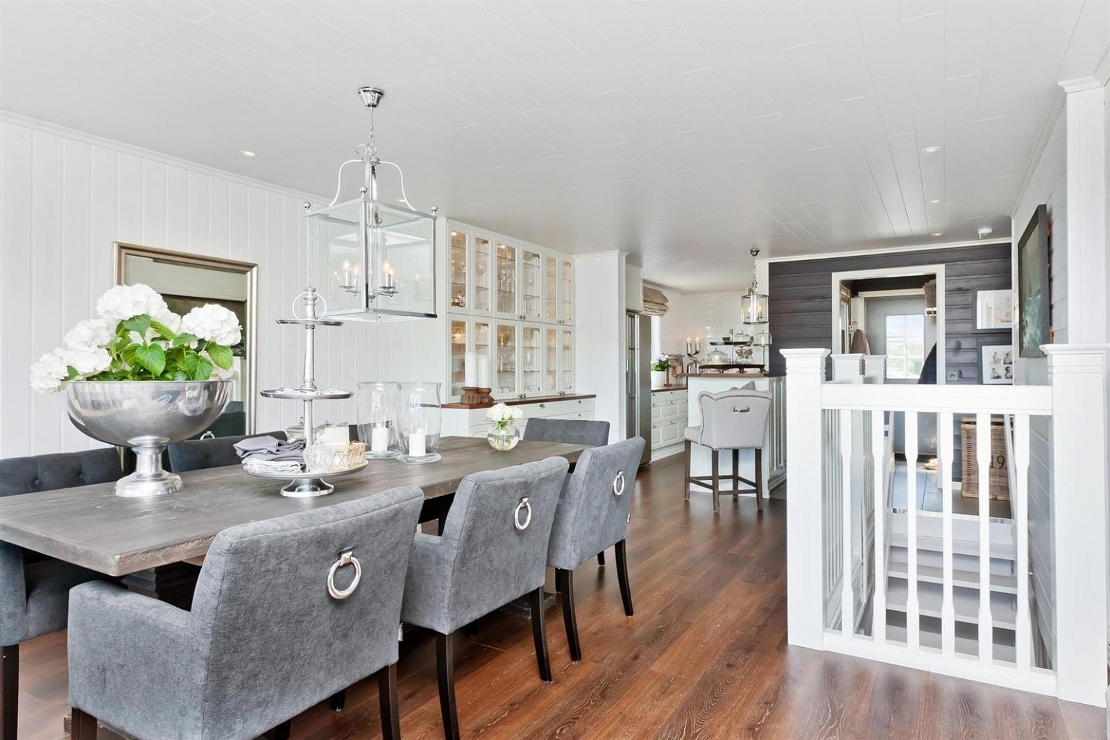 Stue / spisestue med nærhet til kjøkken. Galleribilde