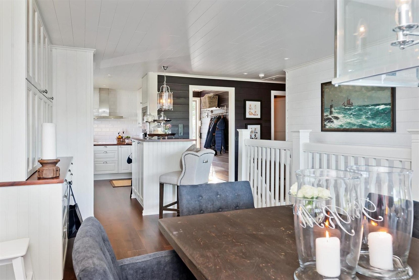 Spisestue med kjøkken i bakgrunn. Galleribilde