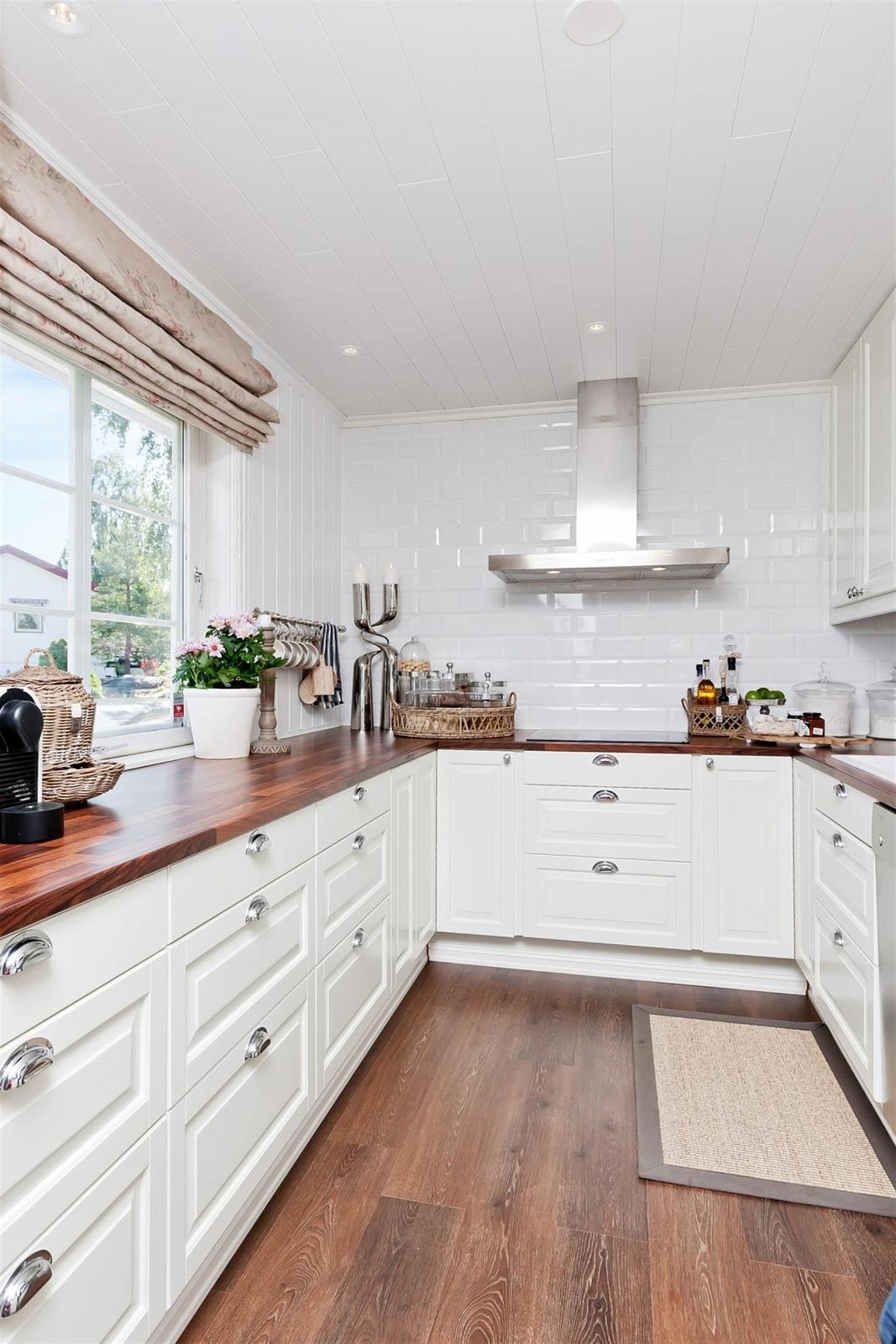 Kjøkken med ny hvit profilert Epoq innredning. Galleribilde