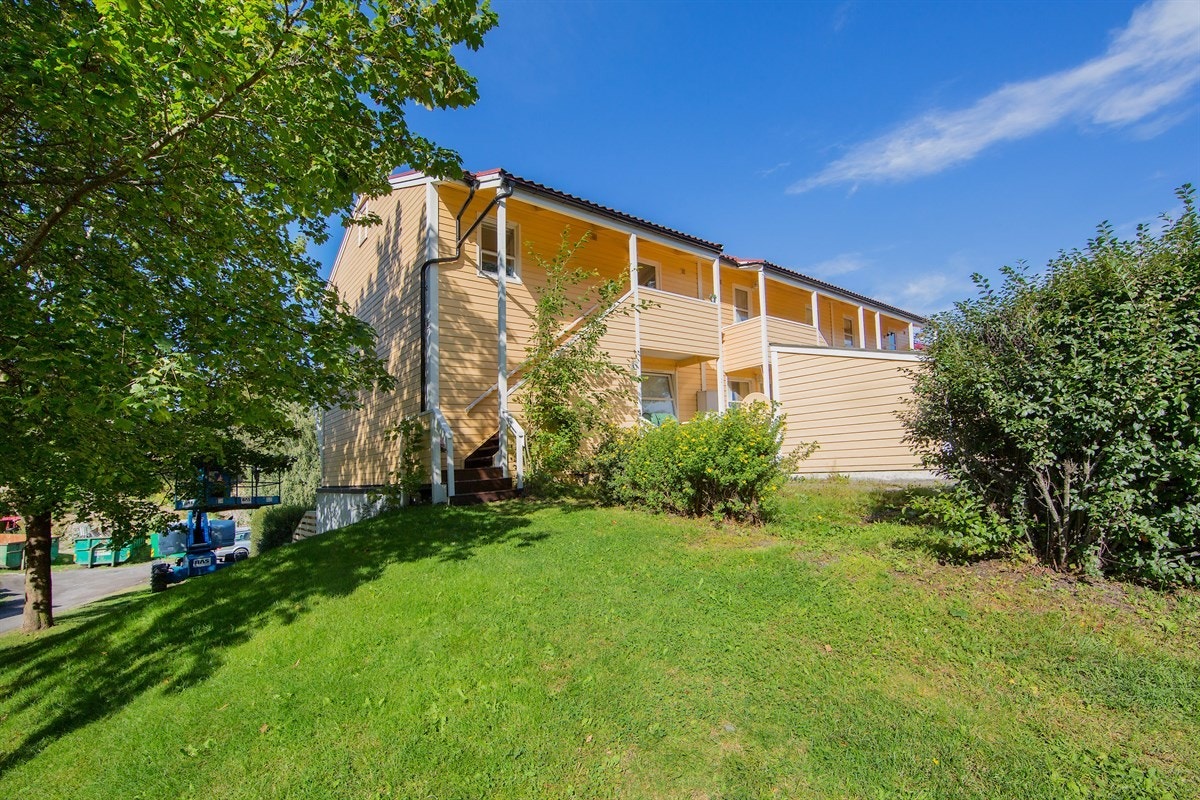 Leiligheten ligger på toppen av et rekkehus, usjenert og uten gjenboere. Galleribilde