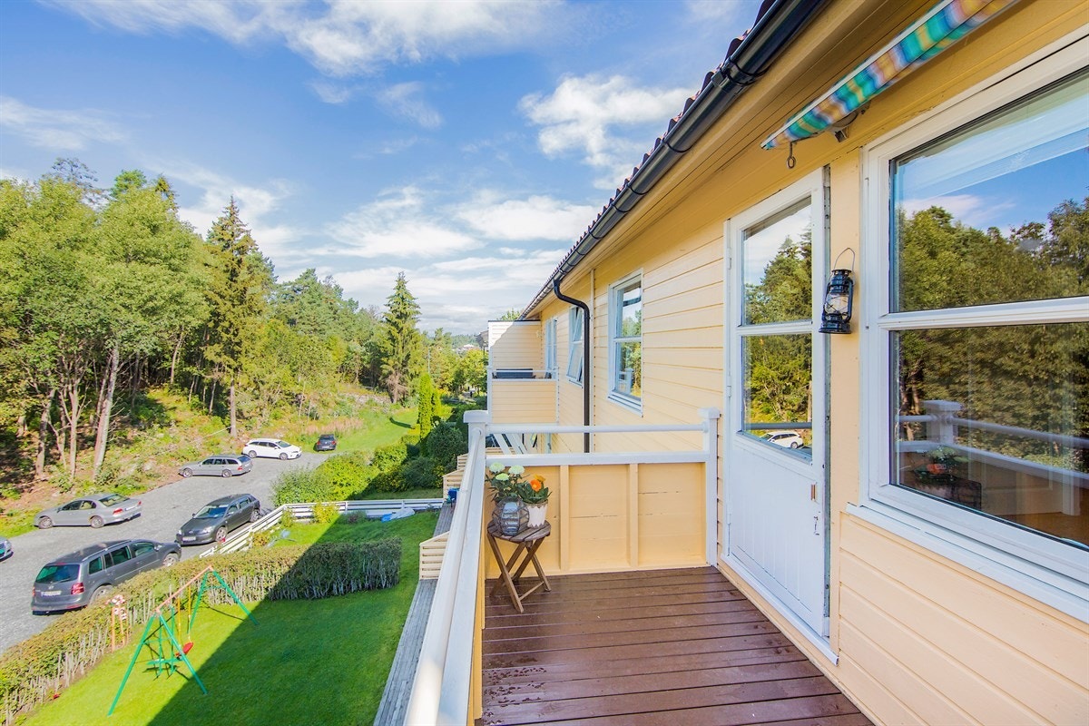 I forbindelse med rehabiliteringsprosjektet av garasjeanleggene blir baksiden av Hallagerbakken 8 brukt som en midlertidig parkeringsplass. Galleribilde