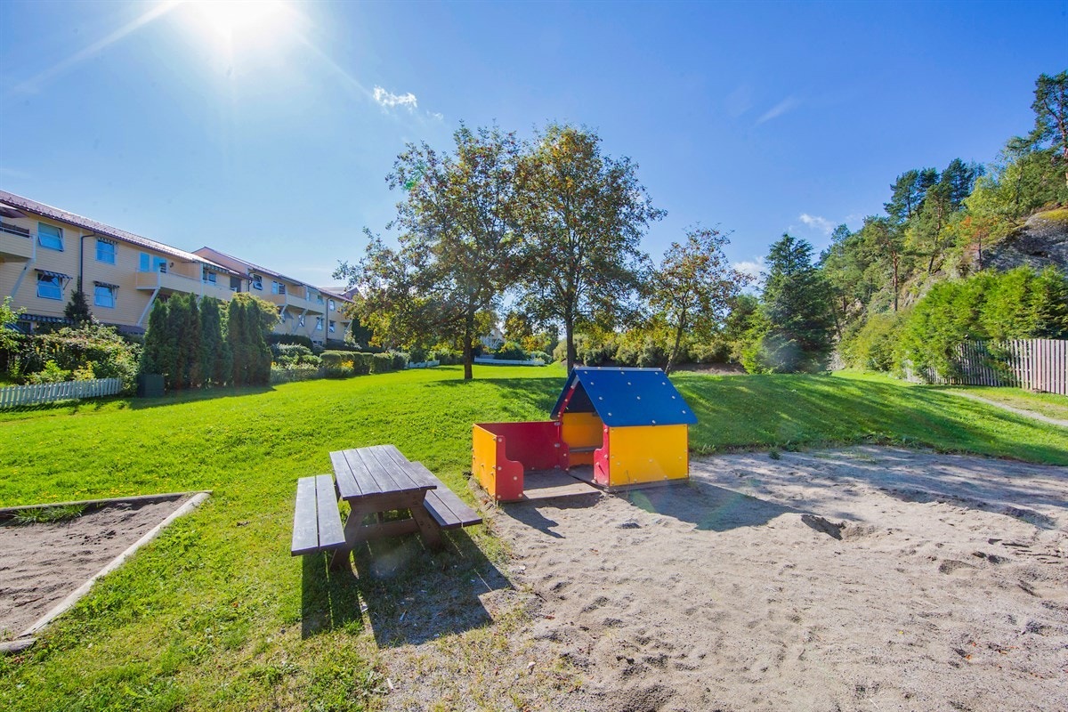 Borettslaget har et pent opparbeidet fellesareale med lekeapparater, sittegrupper, asfalterte internveier og en basket/fotballbane. Galleribilde