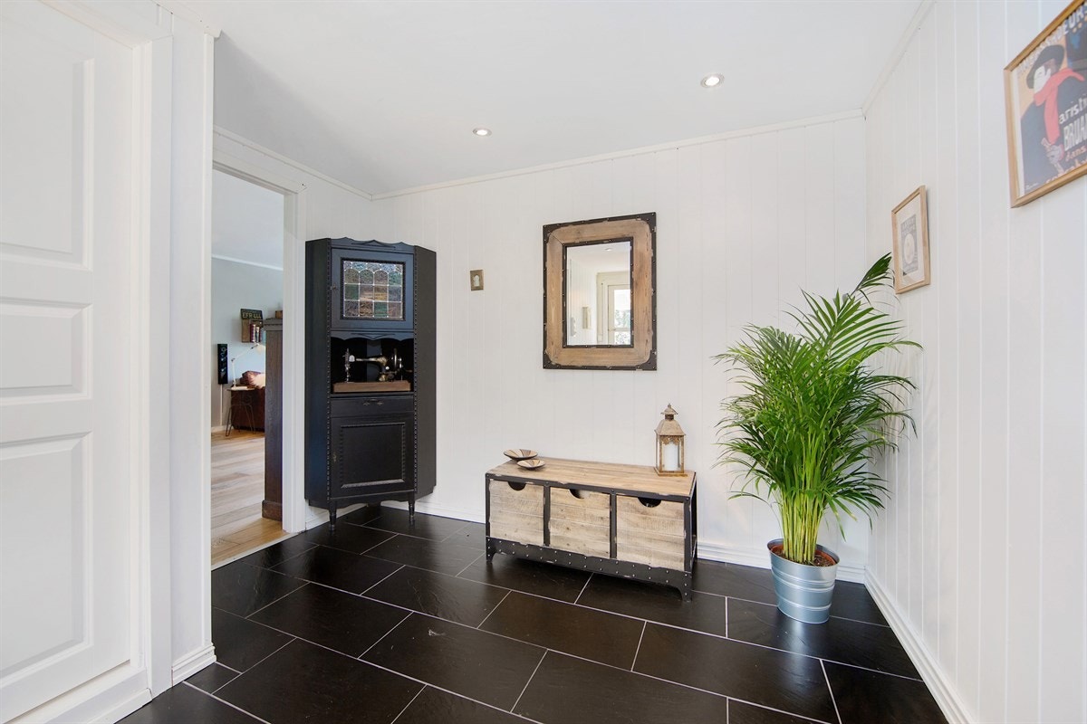 Romslig entré med god plass til oppbevaring av yttertøy og sko. Galleribilde