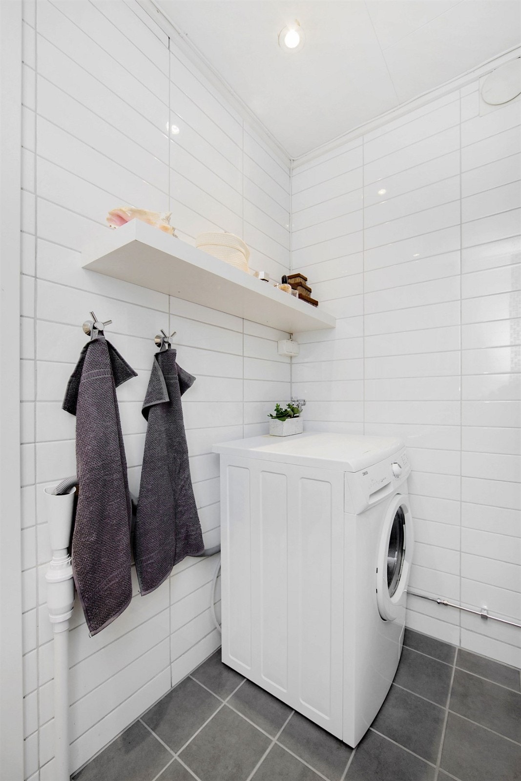 Det er opplegg for vaskemaskin på badet. Galleribilde