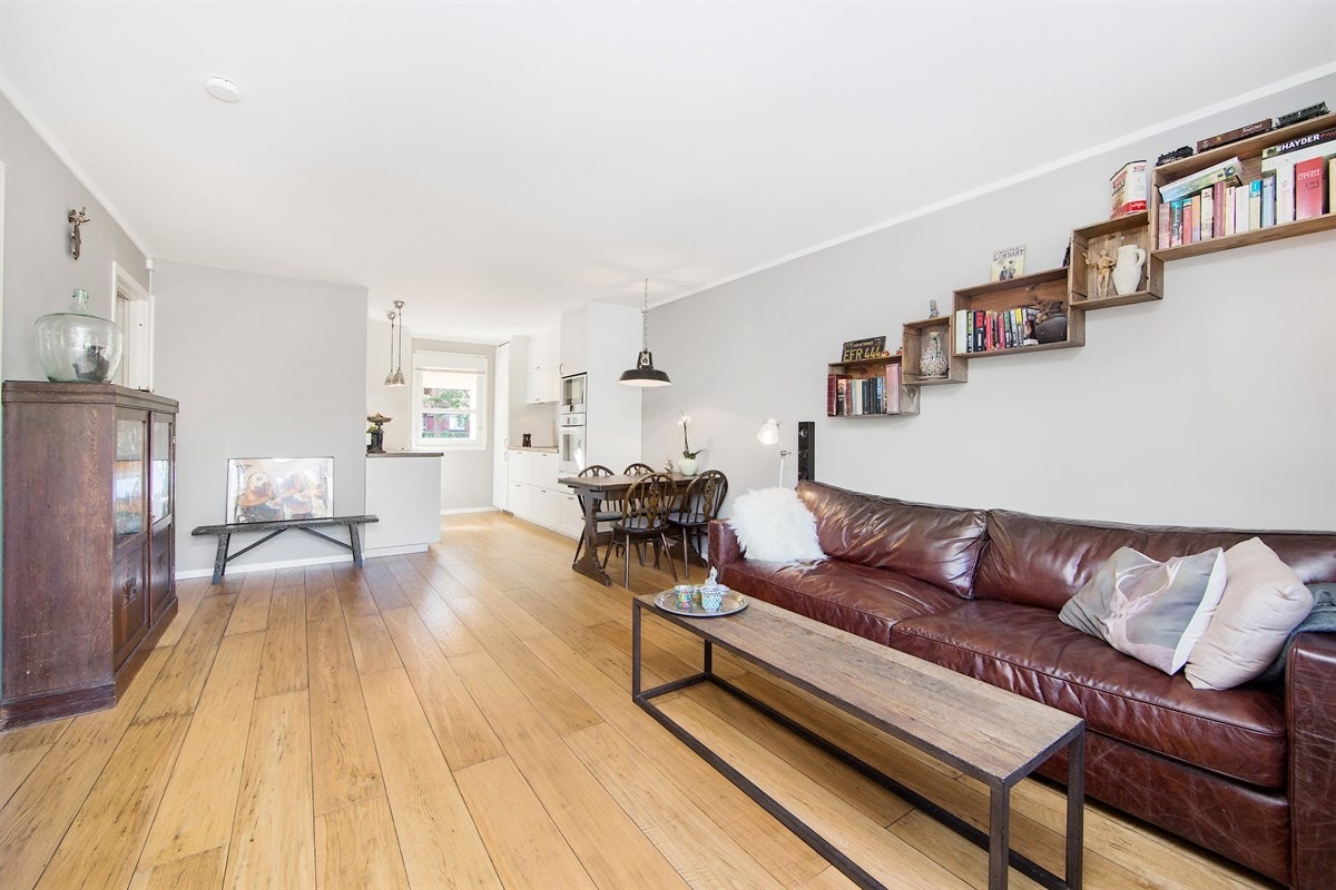 Lys og romslig stue med god plass til en sofavdeling og spisebord. Galleribilde