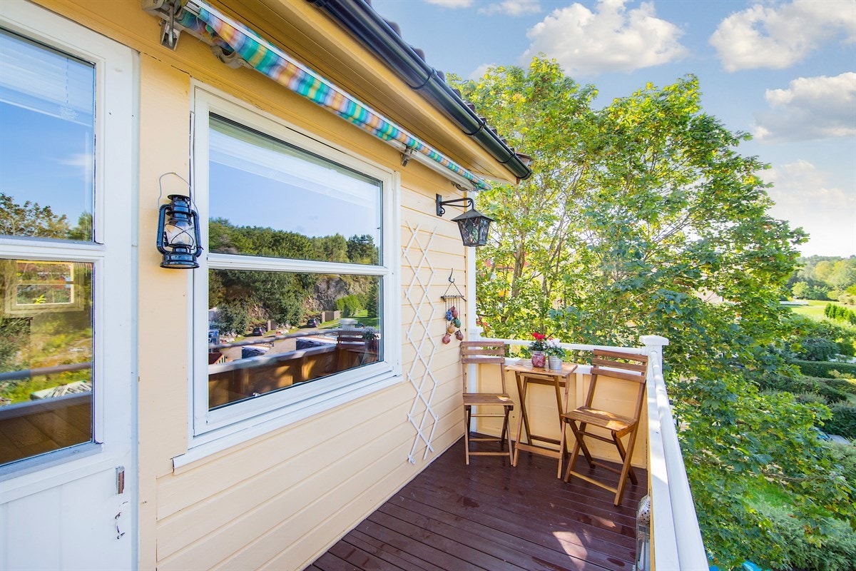 Fra stuen kommer man til en vestvendt og solrik balkong. Her har du lov til å bruke en gass- eller elekrisk grill. Galleribilde