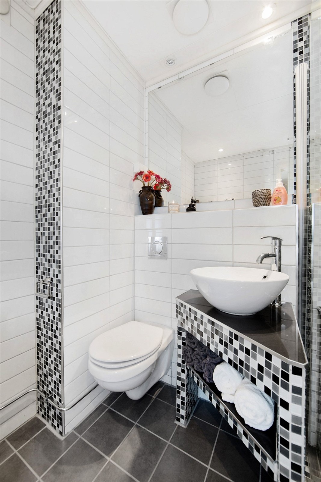 Pent bad med servant-bolle over flislagt hylleinnredning, veggmontert klosett. Galleribilde