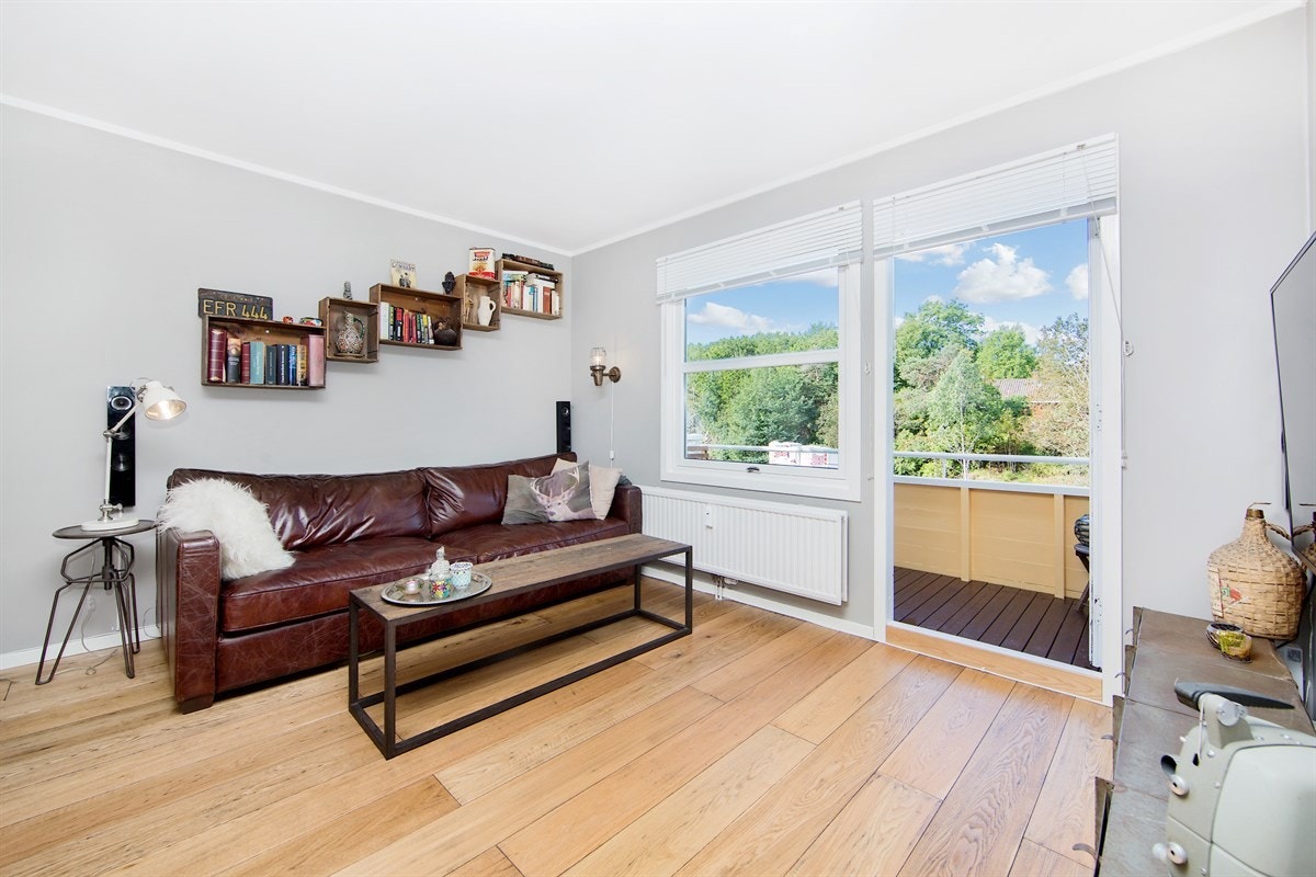 Stuen har gode vindusflater som gir rikelig med lys, samt utgang til balkong med meget gode solforhold. Galleribilde