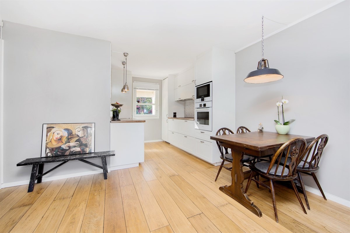 Kjøkkenet har en åpen løsning mot stuen. Galleribilde