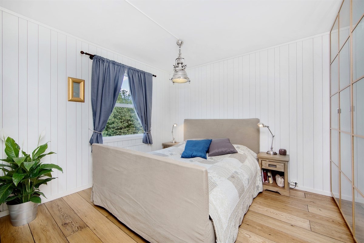 Romslig soverom med plass til en dobbeltseng. Galleribilde